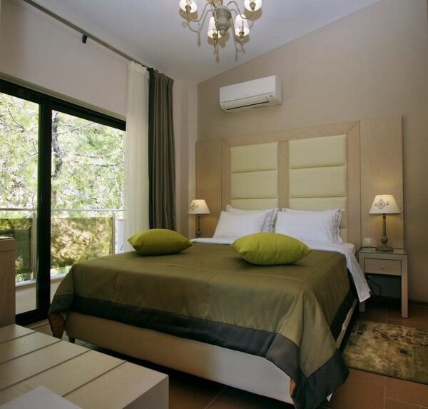 Cronwell Rahoni 4 Cronwell Rahoni 4