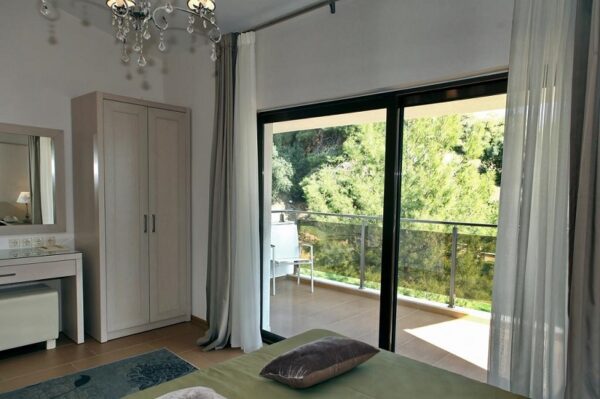 Cronwell Rahoni 6 Cronwell Rahoni 6