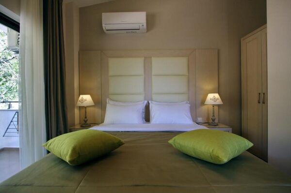 Cronwell Rahoni 8 Cronwell Rahoni 8