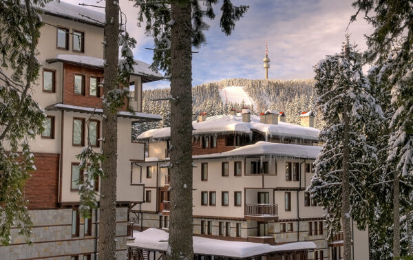Green Life Pamporovo – facade with snow