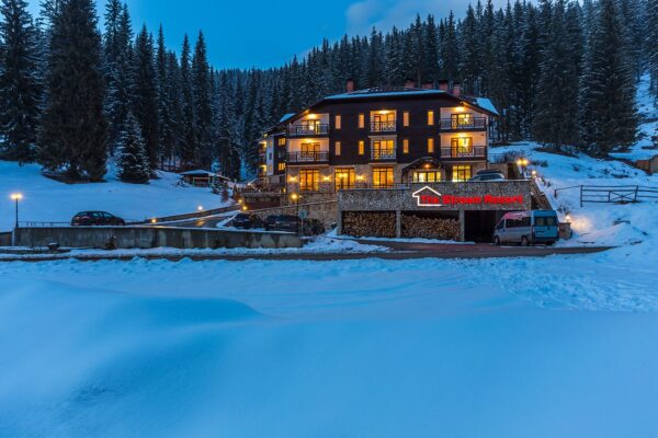 Stream Resort - facade in night