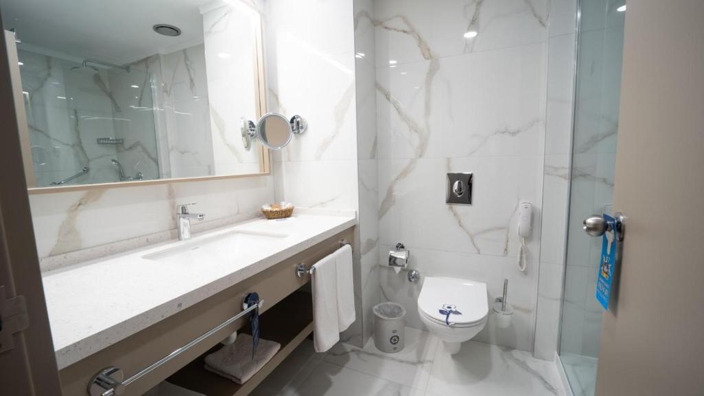 bathroom bathroom