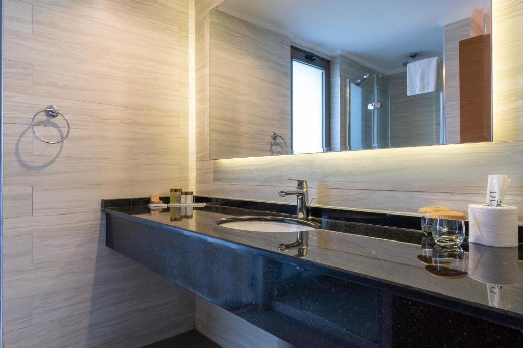 bathroom bathroom